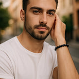 Bracelet Hypersthène 6 mm porté au poignet masculin – style minimal noir