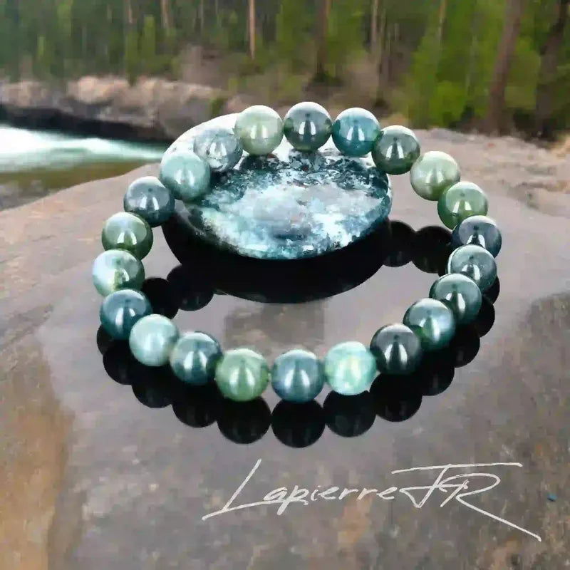 Bracelet de lithothérapie en Agate Mousse véritable porté, bijou pierre naturelle unique pour harmonie émotionnelle et chakra cœur.