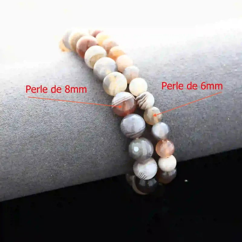 Bracelet de lithothérapie en Agate du Botswana véritable porté, bijou pierre naturelle douce pour attirer la chance et apaiser l'esprit.