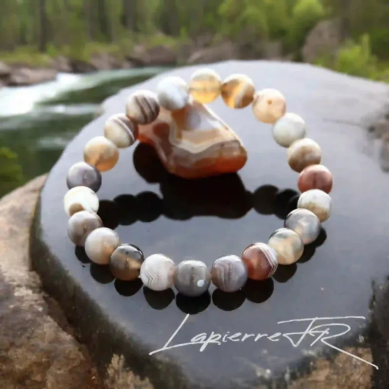 Détail perles rubanées délicates du bracelet pierre naturelle Agate du Botswana véritable. Qualité lithothérapie pour concentration et positivité.