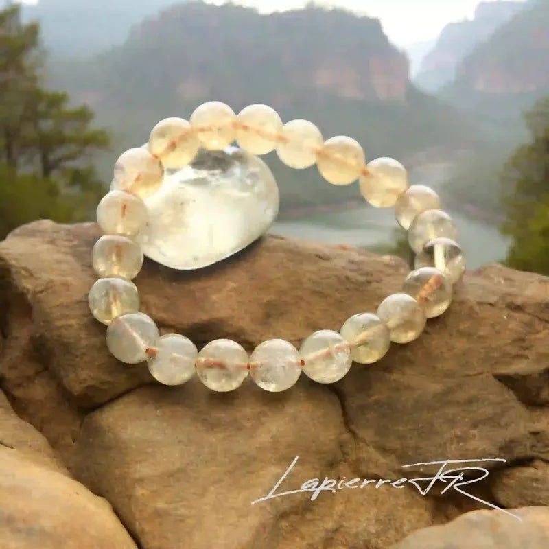 Bracelet de lithothérapie en Citrine véritable porté, bijou pierre naturelle solaire pour succès, confiance et prospérité.
