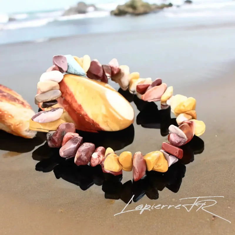 Détail des perles de Jaspe Mokaïte du bracelet, pierre naturelle ocre et bordeaux