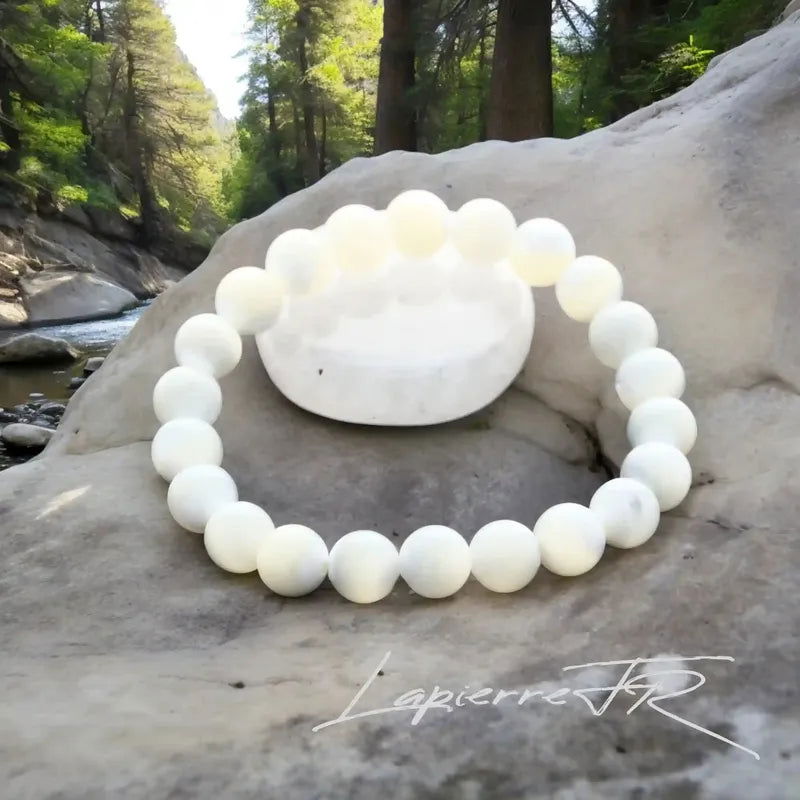 Bracelet perle naturelle en Nacre véritable, bijou de lithothérapie blanc irisé pour la douceur, la féminité et l’harmonie émotionnelle. Bracelet sur mesure pour femme et homme – La Pierre FR.