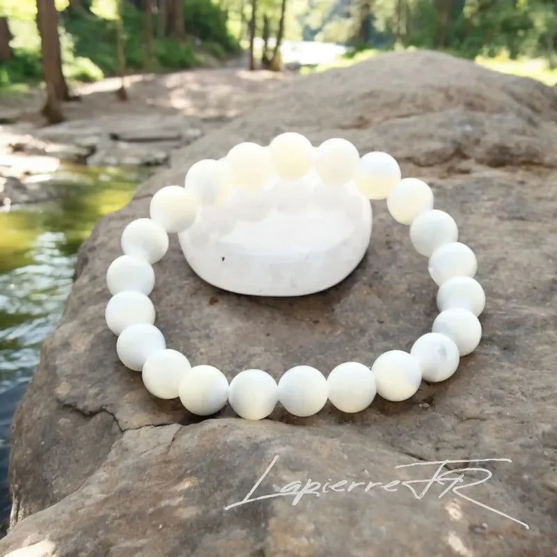 Détail des perles de Nacre du bracelet, matière naturelle nacrée et douce