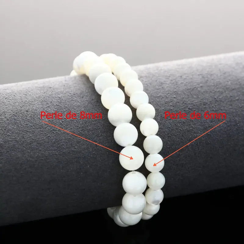 Gros plan sur le bracelet Nacre, perles blanches irisées de lithothérapie