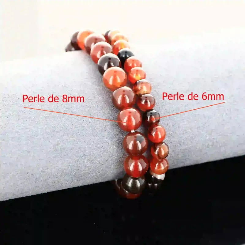Bracelet de lithothérapie en Agate Rubanée véritable porté, bijou pierre naturelle pour équilibre émotionnel et concentration.