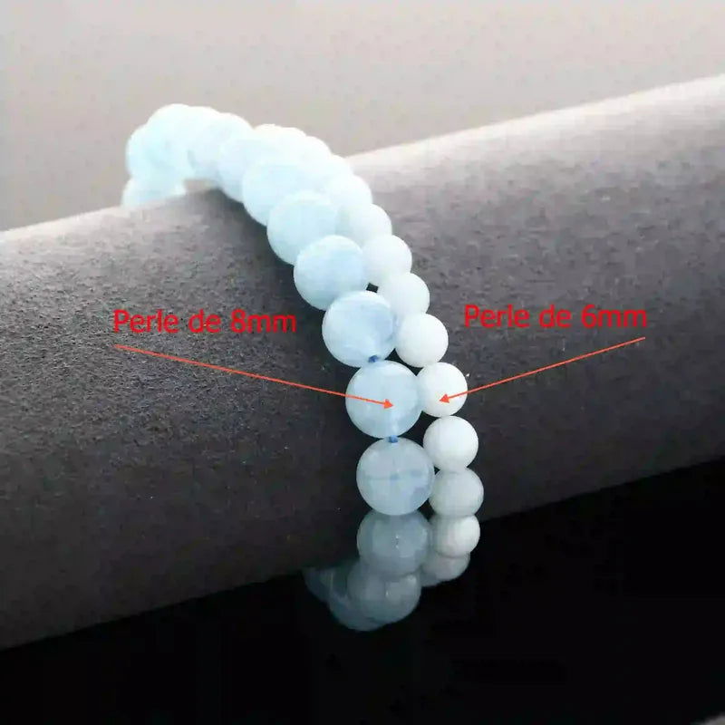 Bracelet de lithothérapie en Aigue-Marine véritable porté, bijou pierre naturelle apaisante pour réduire le stress et équilibrer les émotions.