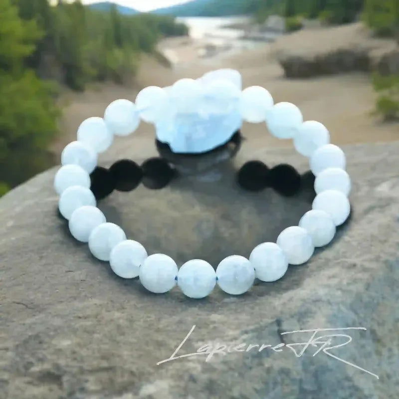 Détail perles bleu pâle translucides du bracelet pierre naturelle Aigue-Marine véritable. Qualité lithothérapie pour chakra gorge et sérénité.