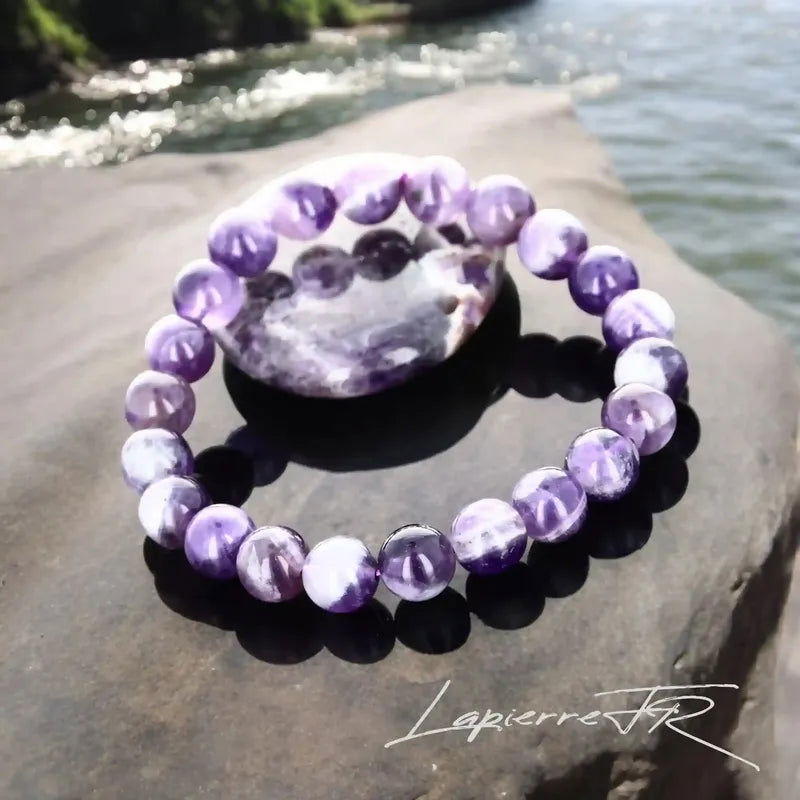Bracelet pierre naturelle en Améthyste Chevron véritable, bijou de lithothérapie violet et blanc pour la sagesse, la paix intérieure et l’équilibre énergétique. Bracelet sur mesure pour femme et homme – La Pierre FR.