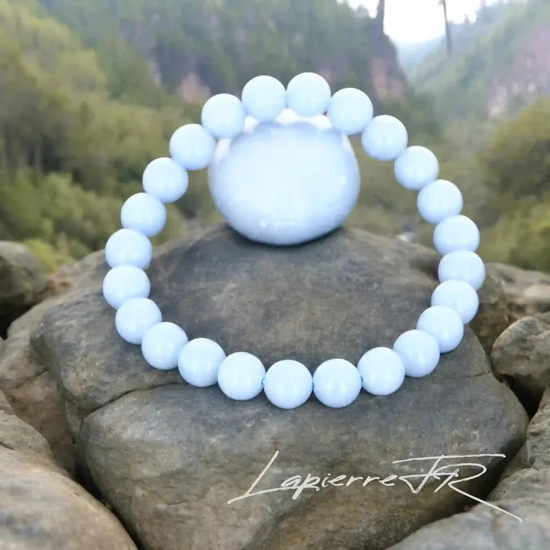 Bracelet pierre naturelle en Angélite véritable, bijou de lithothérapie bleu ciel pour l’apaisement, la communication et la paix intérieure. Bracelet sur mesure pour femme et homme – La Pierre FR.