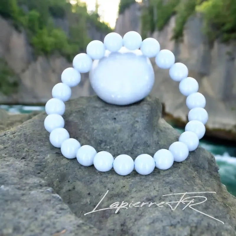 Détail des perles d'Angélite du bracelet, pierre naturelle bleue d'apaisement