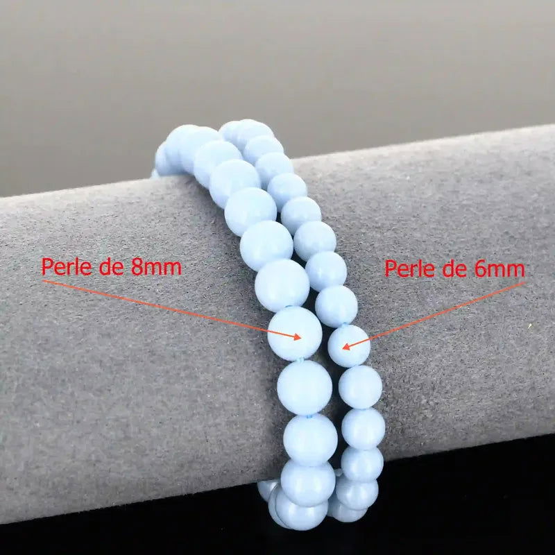 Gros plan sur le bracelet Angélite, pierre naturelle bleu ciel de lithothérapie