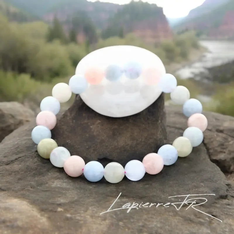 Bracelet pierre naturelle en Béryl véritable, bijou de lithothérapie pastel pour la sérénité, la clarté émotionnelle et l’équilibre intérieur. Bracelet sur mesure pour femme et homme – La Pierre FR.