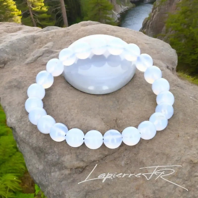 Bracelet pierre naturelle en Calcédoine Bleue, bijou de lithothérapie bleue pour la communication, la sérénité et l’apaisement. Bracelet sur mesure pour femme et homme – La Pierre FR.