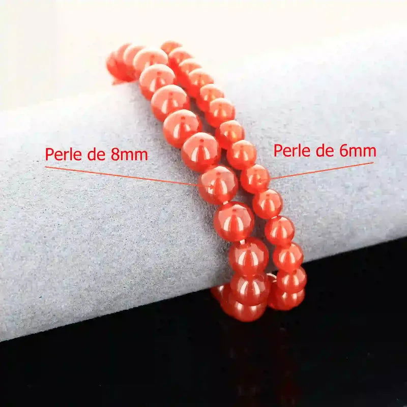 Bracelet de lithothérapie en Cornaline véritable porté, bijou pierre naturelle vibrante pour motivation et chakra sacré/solaire.