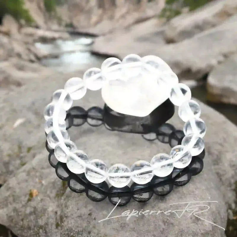 Détail perles claires lumineuses du bracelet pierre naturelle Cristal de Roche véritable. Qualité lithothérapie pour manifestation et concentration.