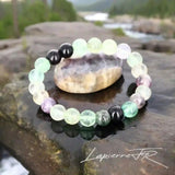 Bracelet pierre naturelle véritable Fluorite multicolore (violet/vert/bleu), perles rondes pour lithothérapie, clarté mentale et harmonie.