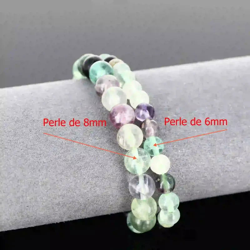Bracelet de lithothérapie en Fluorite véritable porté, bijou pierre naturelle aux couleurs variées pour concentration et chakra troisième œil.