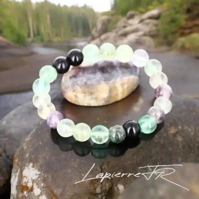 Détail perles multicolores translucides du bracelet pierre naturelle Fluorite véritable. Qualité lithothérapie pour protection énergétique et équilibre.