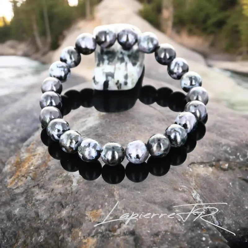 Gros plan sur le bracelet Gabbro Indigo, pierre naturelle d'ancrage de lithothérapie