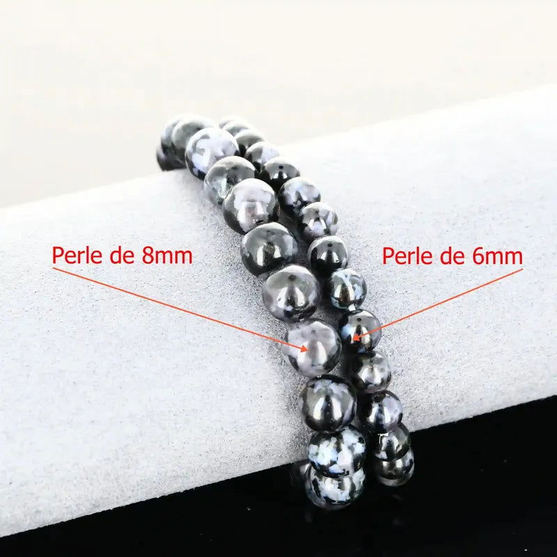 Bracelet en perles de Gabbro Indigo porté au poignet, pierre naturelle violet foncé pour femme et homme