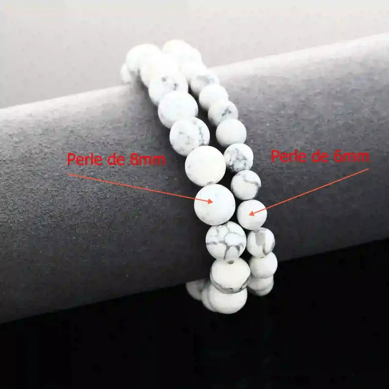 Bracelet de lithothérapie en Howlite blanche véritable porté, bijou pierre naturelle apaisante pour réduire le stress et améliorer la mémoire.