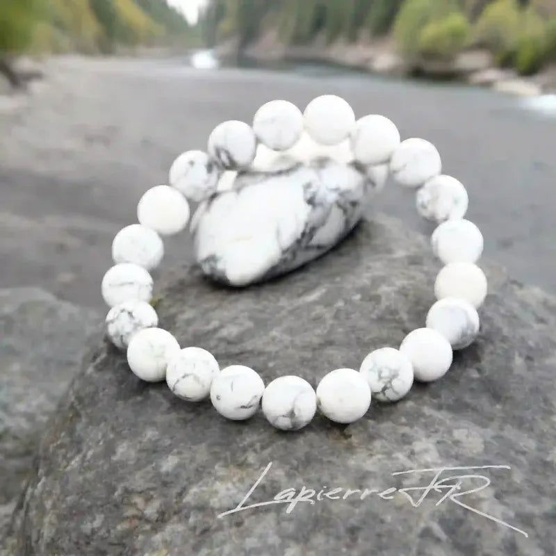 Détail perles blanches marbrées du bracelet pierre naturelle Howlite véritable. Qualité lithothérapie pour apaisement mental et concentration.