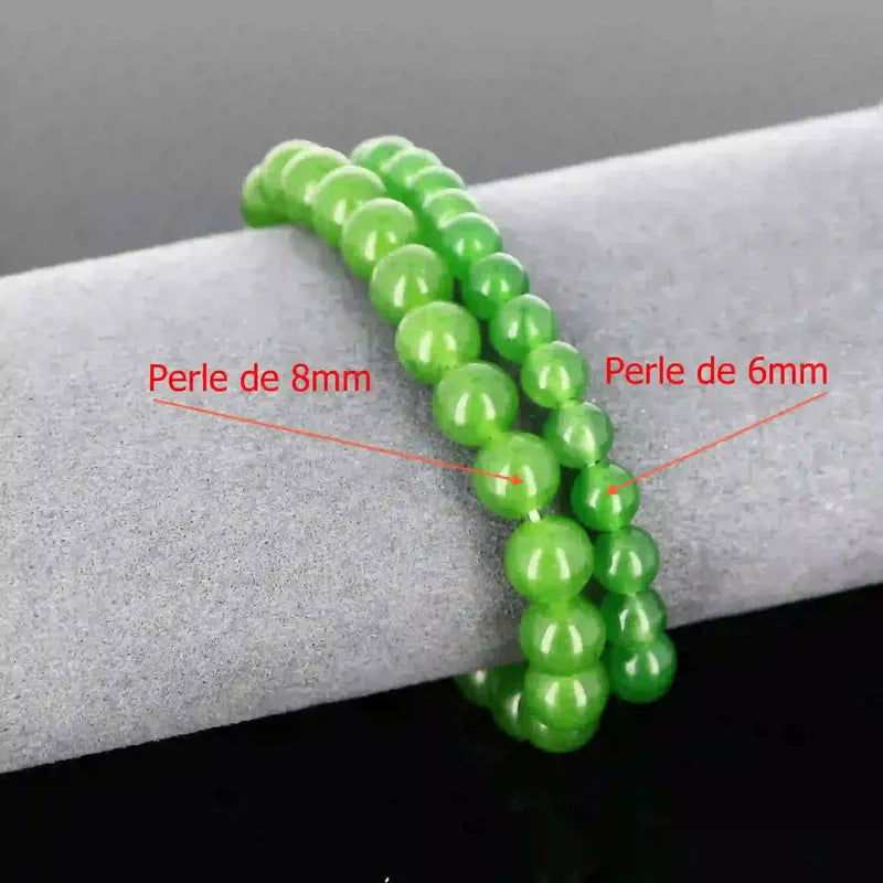 Bracelet de lithothérapie en Jade Vert véritable porté, bijou pierre naturelle apaisante pour harmonie et abondance.