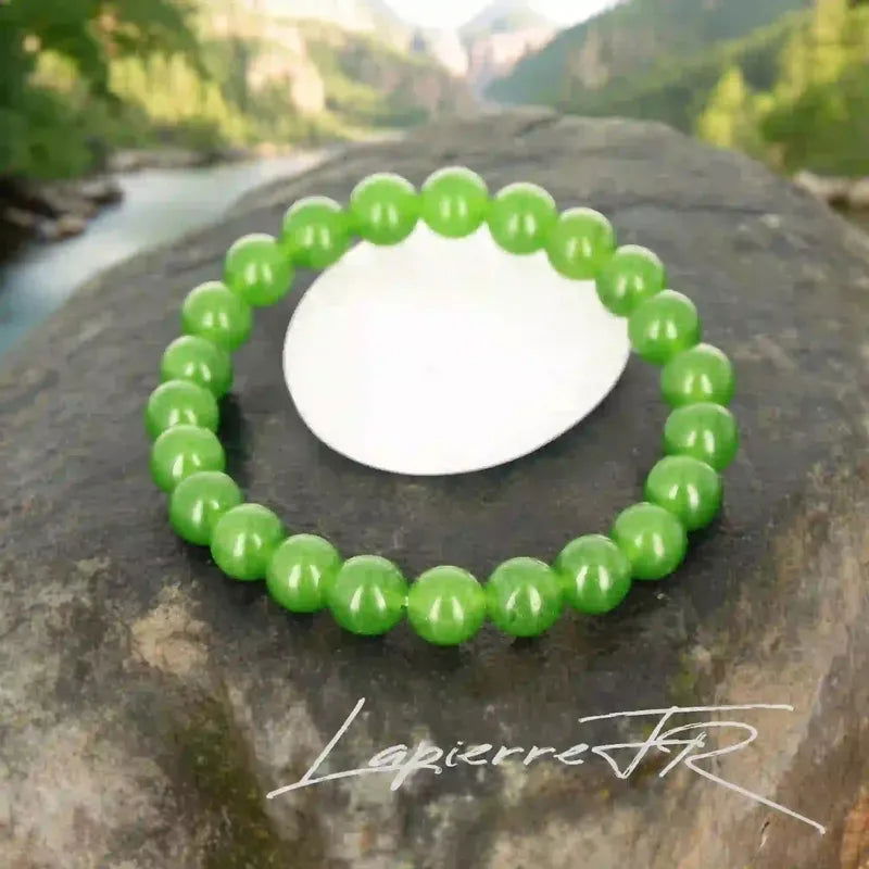 Détail perles vertes polies du bracelet pierre naturelle Jade Vert véritable. Qualité lithothérapie pour équilibre et chakra cœur.