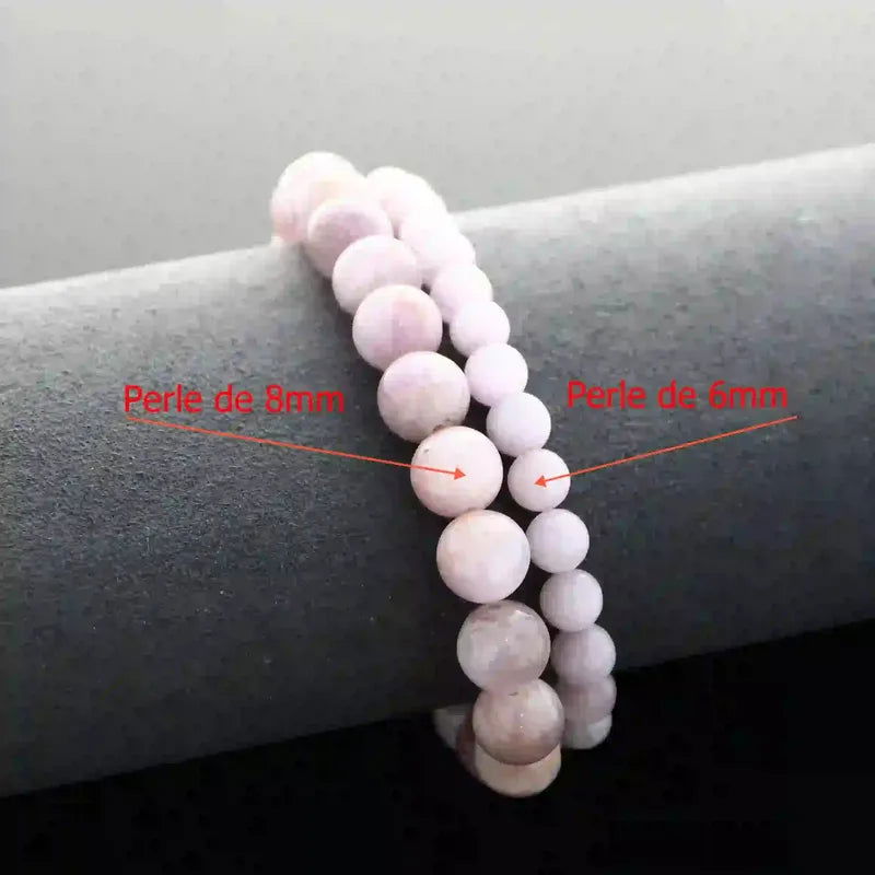 Bracelet de lithothérapie en Kunzite véritable porté, bijou pierre naturelle apaisante pour calmer l'anxiété et guérir le cœur.