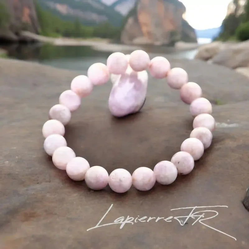 Détail perles rose-lilas translucides du bracelet pierre naturelle Kunzite véritable. Qualité lithothérapie pour méditation et paix intérieure.