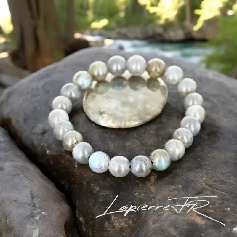 Bracelet pierre naturelle véritable Labradorite grise avec reflets bleus irisés, perles rondes pour lithothérapie, protection énergétique et intuition.