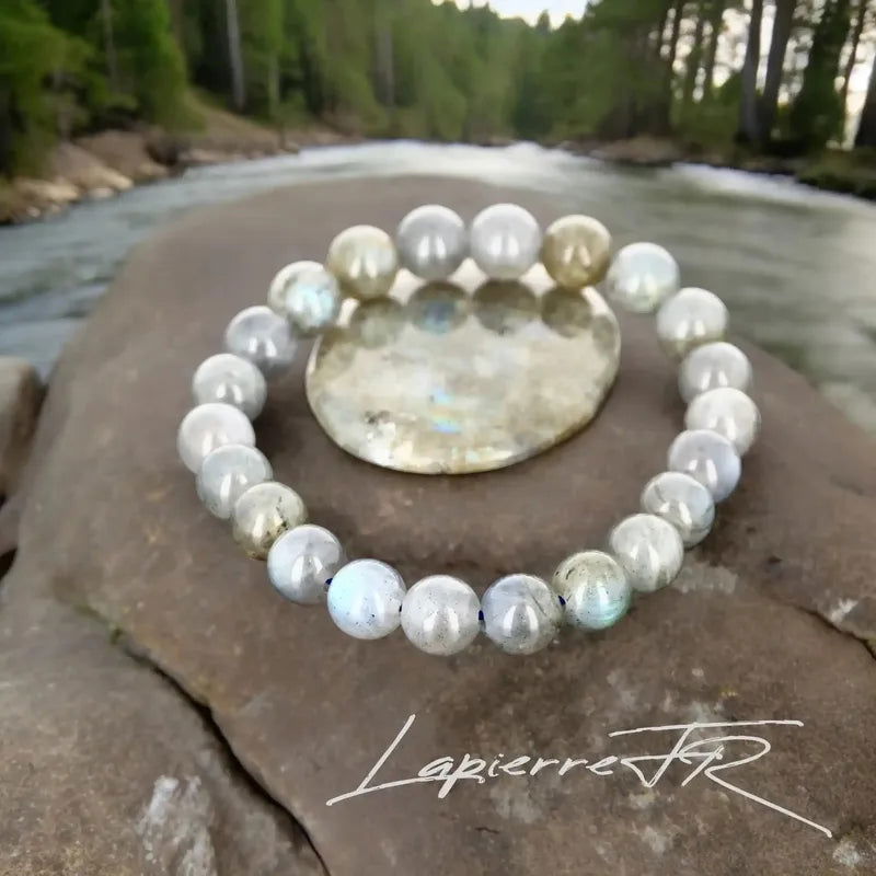 Bracelet de lithothérapie en Labradorite véritable porté, bijou pierre naturelle protectrice (bouclier) pour chakra couronne et troisième œil.
