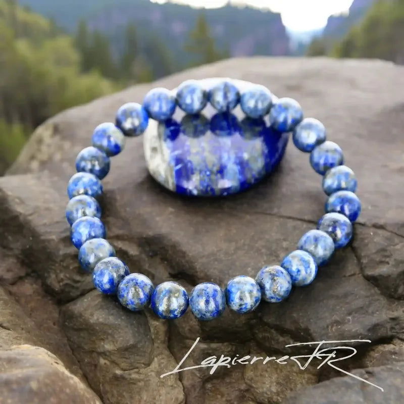 Bracelet pierre naturelle en Lapis Lazuli véritable, bijou de lithothérapie bleu profond pour la sagesse, l’intuition et la clarté d’esprit. Bracelet sur mesure pour femme et homme – La Pierre FR.