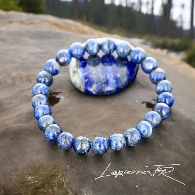 Bracelet de lithothérapie en Lapis Lazuli véritable porté, bijou pierre naturelle bleue royale pour expression et chakra gorge/3e œil.