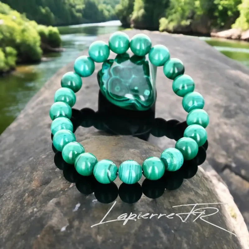 Détail des perles de Malachite du bracelet, pierre naturelle verte zébrée