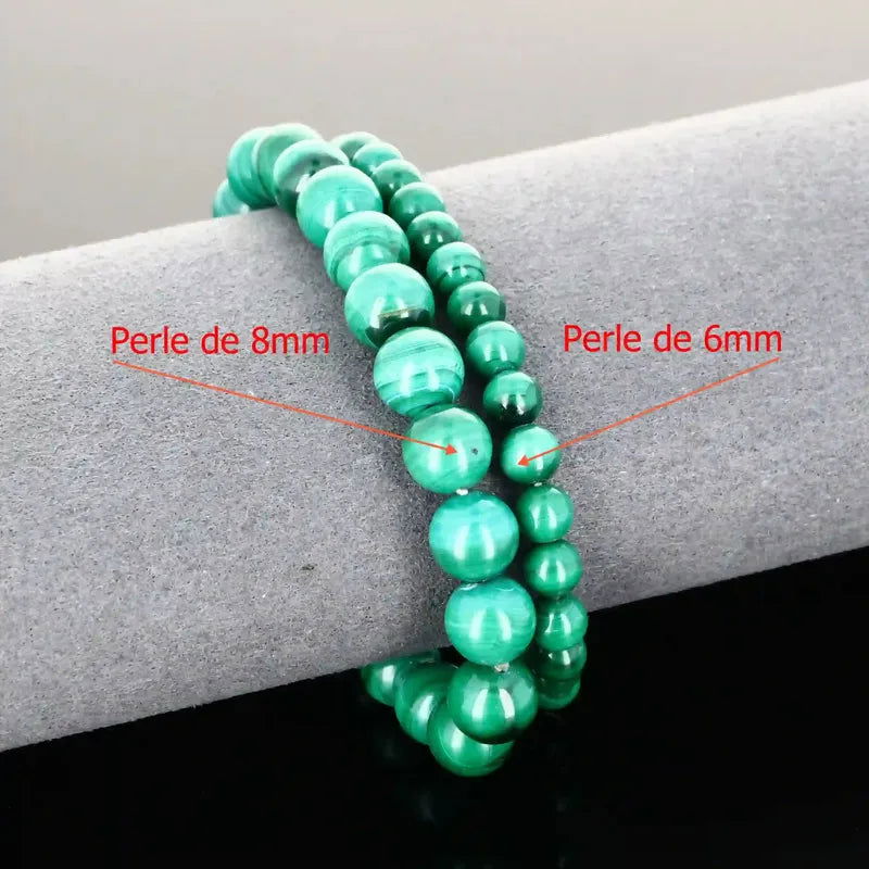 Gros plan sur le bracelet Malachite, pierre naturelle verte de transformation