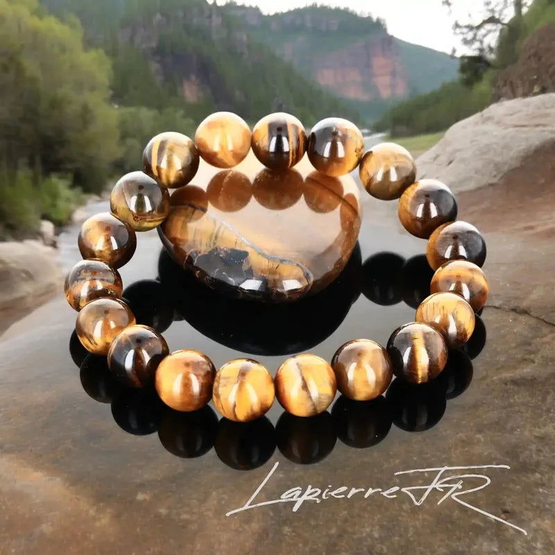 Bracelet de lithothérapie en Œil de Tigre véritable porté au poignet, bijou pierre naturelle pour volonté et chakra solaire.