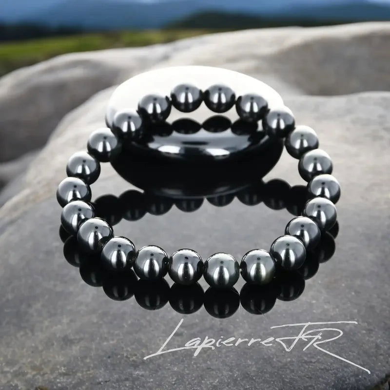 Bracelet de lithothérapie en Onyx Noir véritable porté au poignet, élégant bijou pierre naturelle noire pour la confiance et l'endurance.