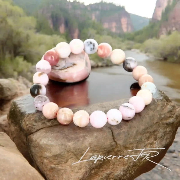Bracelet pierre naturelle en Opale Rose, bijou de lithothérapie rose pour la tendresse, l’amour et la compassion. Bracelet sur mesure pour femme et homme – La Pierre FR.