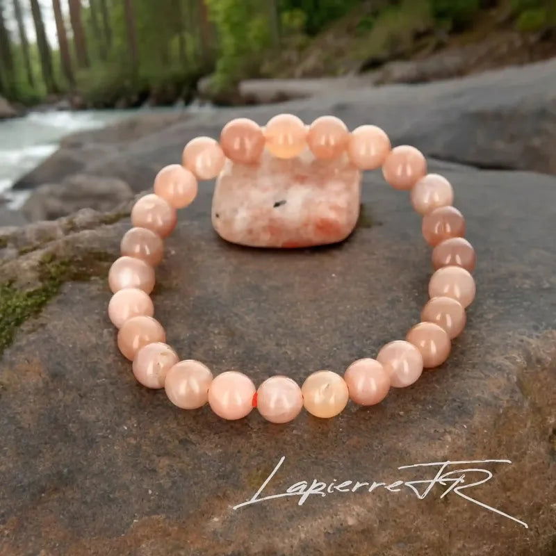 Bracelet de lithothérapie en Pierre de Soleil véritable porté, bijou pierre naturelle éclatante pour confiance et chakra plexus solaire.