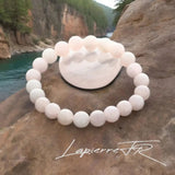 Bracelet de lithothérapie en Quartz Rose véritable porté au poignet, bijou pierre naturelle rose pour la douceur et l'harmonie relationnelle.