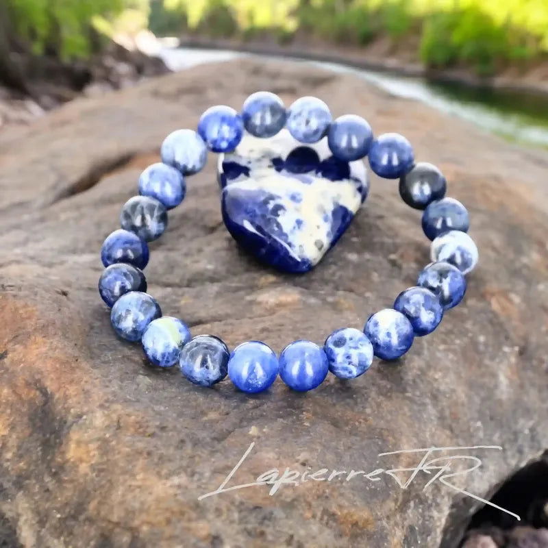 Bracelet pierre naturelle en Sodalite véritable, bijou de lithothérapie bleu profond pour la sérénité, l’intuition et la clarté d’esprit. Bracelet sur mesure pour femme et homme – La Pierre FR.