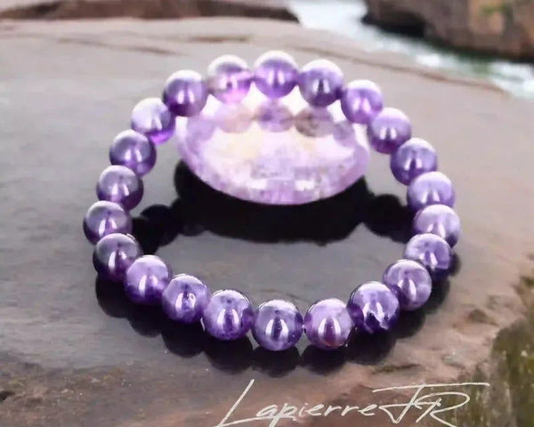 Bracelet pierre naturelle en Améthyste véritable, bijou de lithothérapie violet pour la sérénité, l’équilibre émotionnel et la paix intérieure. Bracelet sur mesure pour femme et homme – La Pierre FR.