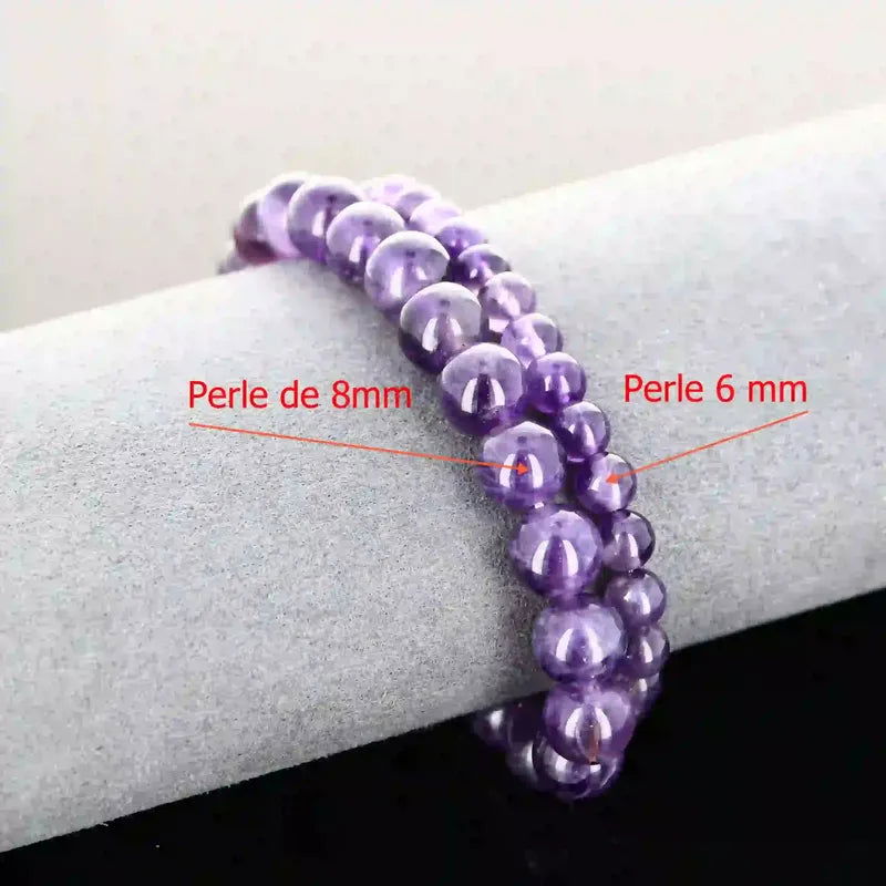 Détail perles violettes lumineuses du bracelet pierre naturelle Améthyste véritable. Qualité lithothérapie pour méditation et troisième œil.