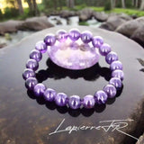 Bracelet de lithothérapie en Améthyste véritable porté, bijou pierre naturelle apaisante pour réduire le stress et améliorer la spiritualité.