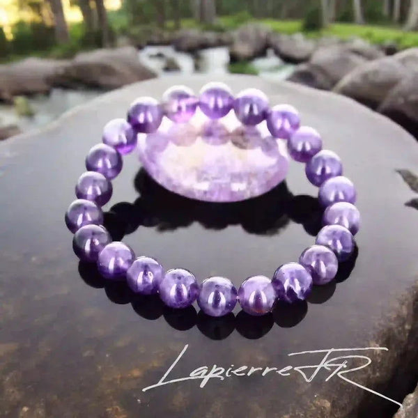 Bracelet de lithothérapie en Améthyste véritable porté, bijou pierre naturelle apaisante pour réduire le stress et améliorer la spiritualité.