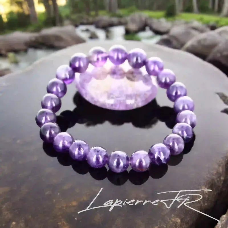 Bracelet de lithothérapie en Améthyste véritable porté, bijou pierre naturelle apaisante pour réduire le stress et améliorer la spiritualité.