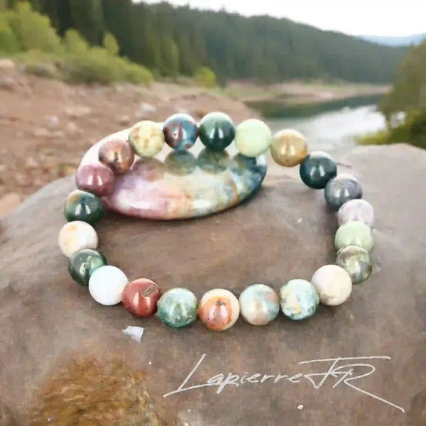 Bracelet de lithothérapie en Agate Indienne véritable porté, bijou pierre naturelle multicolore pour paix intérieure et équilibre Yin/Yang.