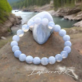 Bracelet pierre naturelle véritable Calcédoine Bleue (Agate Dentelle Bleue) aux bandes pâles, perles rondes pour lithothérapie, calme et communication.